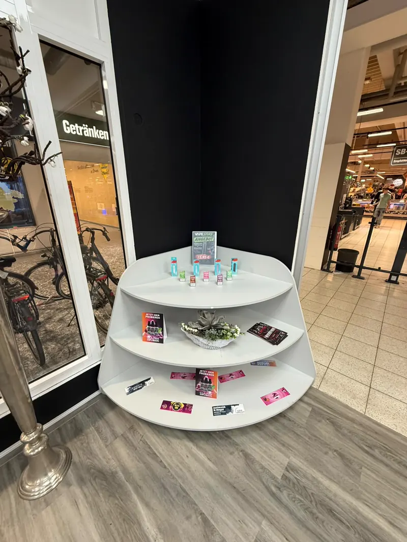 Rundes Regal mit Pod-Geräten und Zubehör im Vapestore Stendal